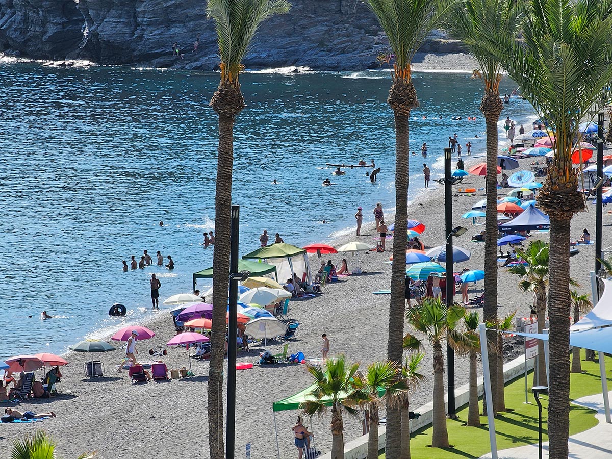 La-Rabita-verano-gente-barco