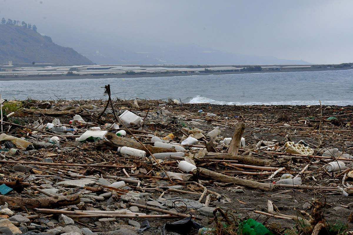 Basuras abandonadas por los agricultores y arrastradas por las ramblas a la costa