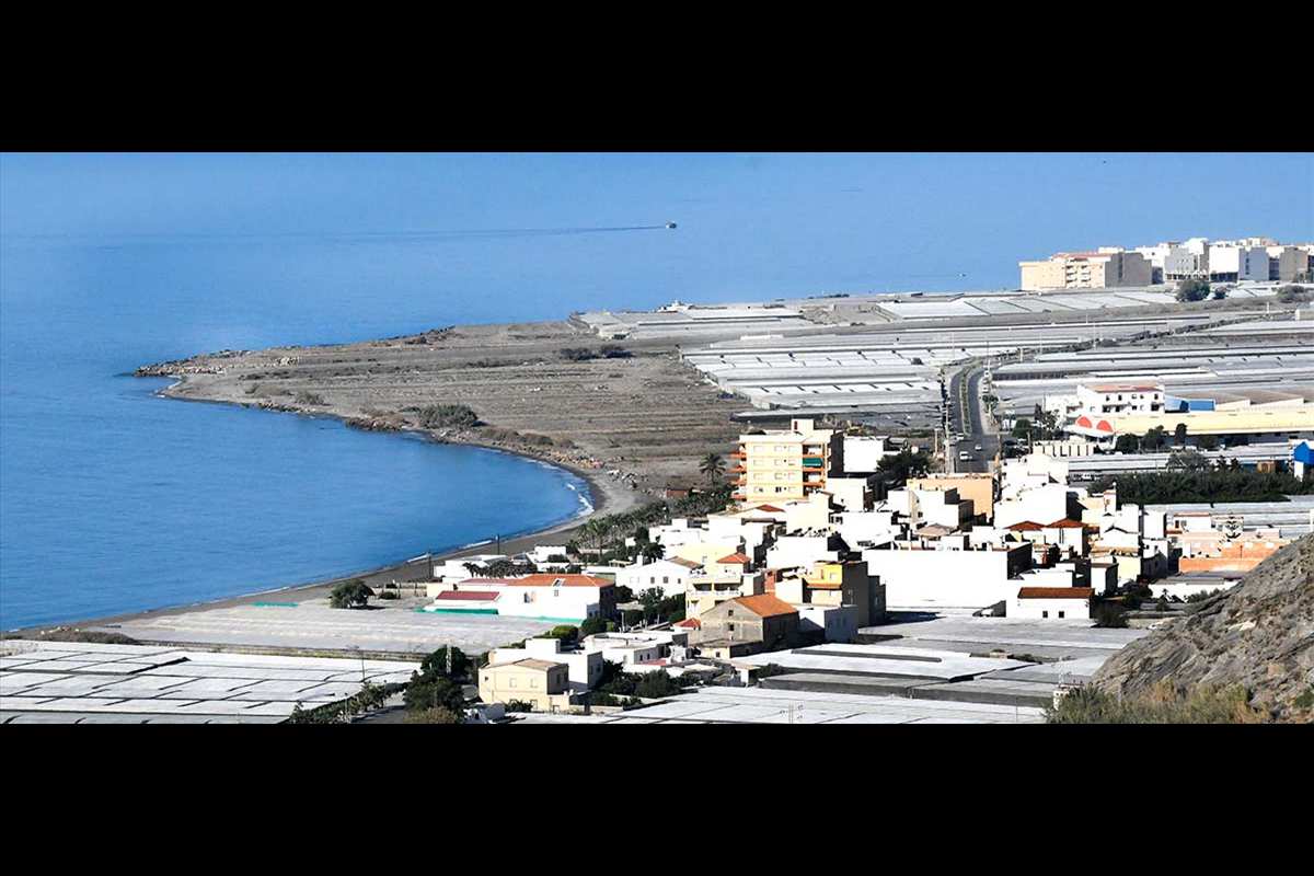 2018. Imagen tras retirar los invernaderos en la línea de costa entre El Pozuleo y La Rábita