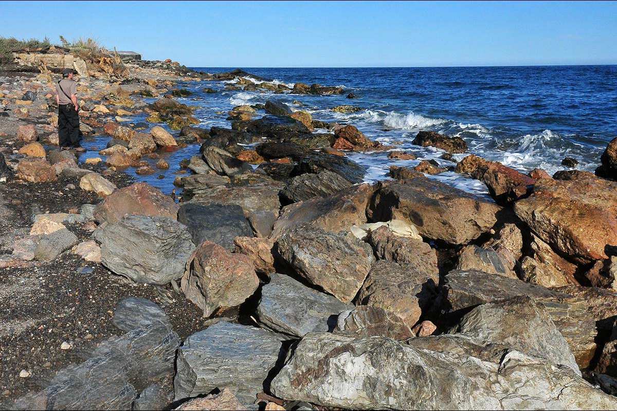 Piedras de escolleras creadas por los agricultores para defender sus invernaderos de las olas