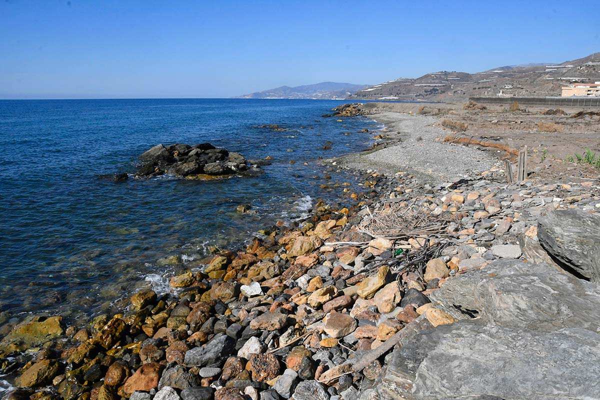 Piedras de escolleras creadas por los agricultores para defender sus invernaderos de las olas