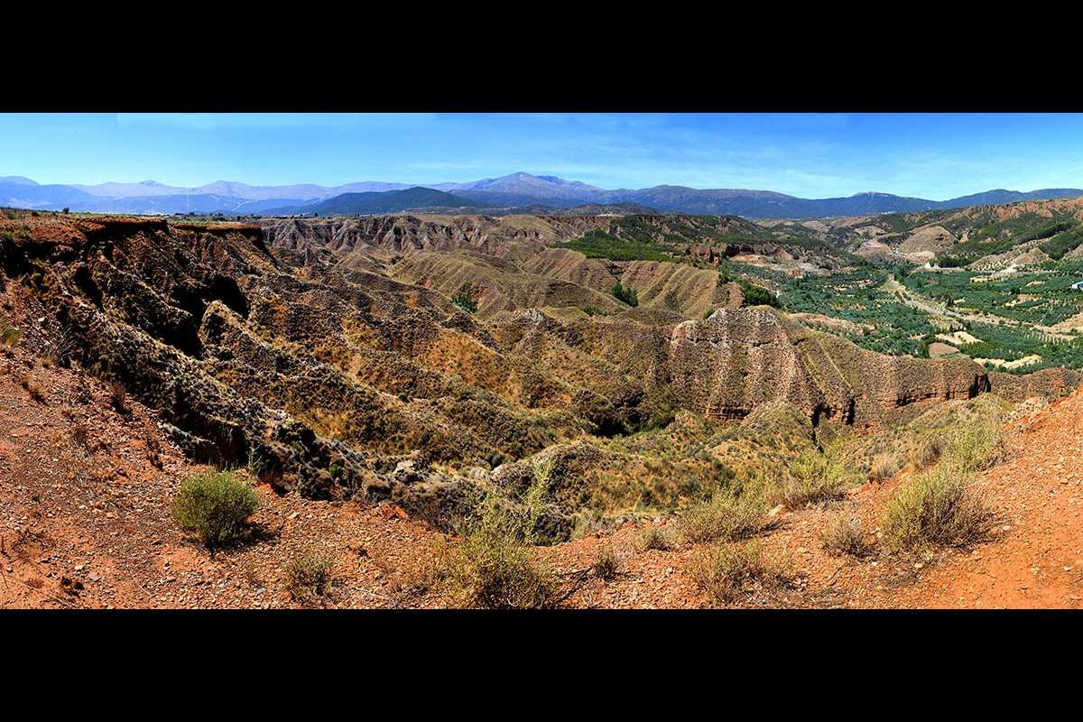 Cárcavas al oeste del mirador, al fondo Sierra Nevada