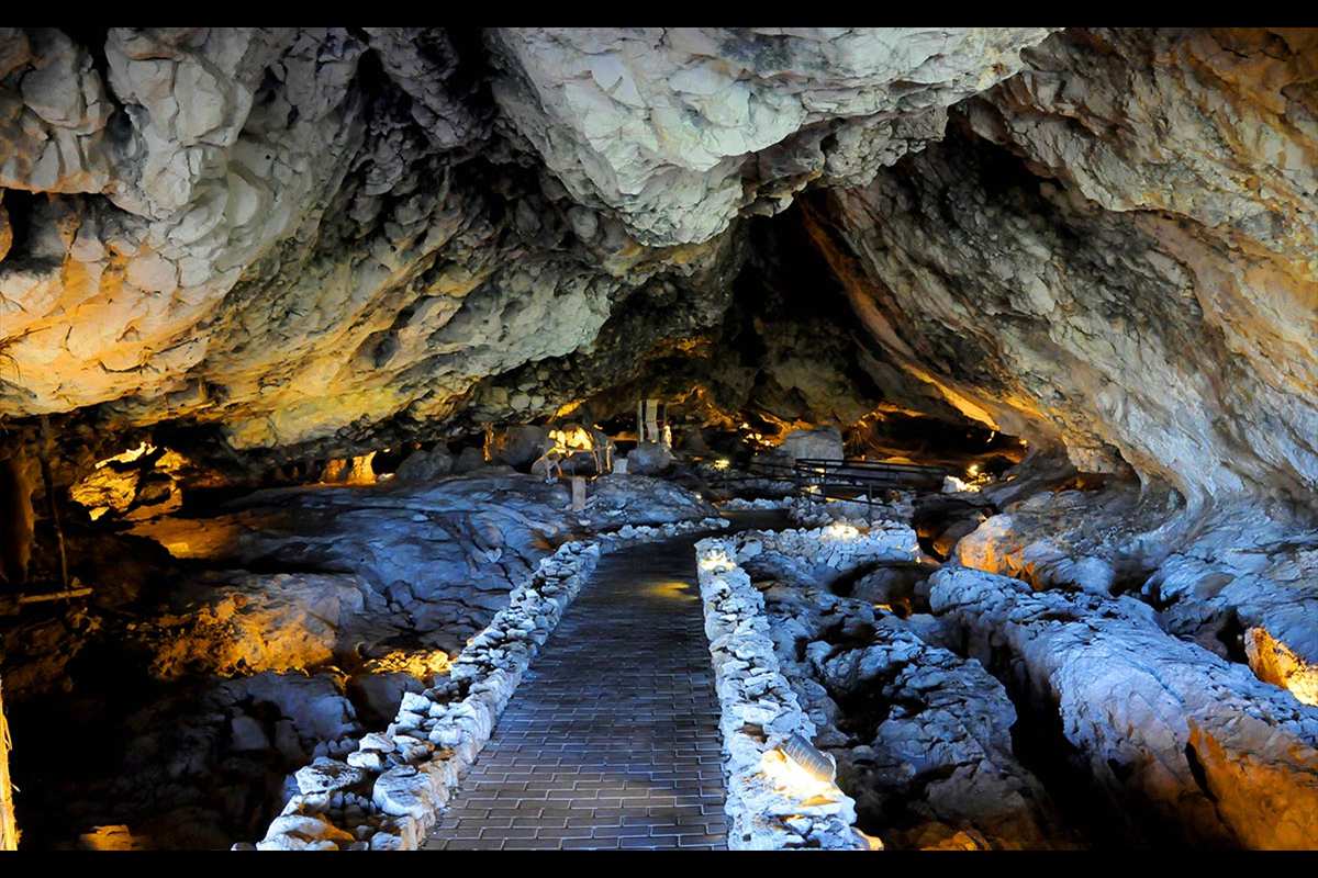 Cueva de als Ventanas, Píñar
