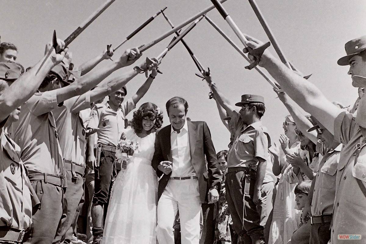 Mulhacén 1982 * Romería.Boda. Un arco de piolets por el GREIM de la Guardia Civil  Foto: JUAN ENRIQUE GÓMEZ