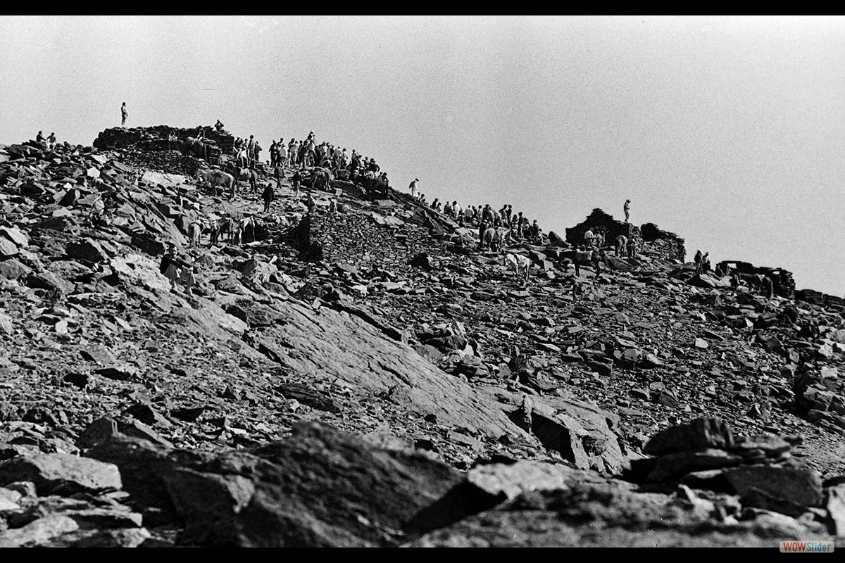 Mulhacén 1982 * Acceso a la cumbre.  Romería.  Foto: JUAN ENRIQUE GÓMEZ