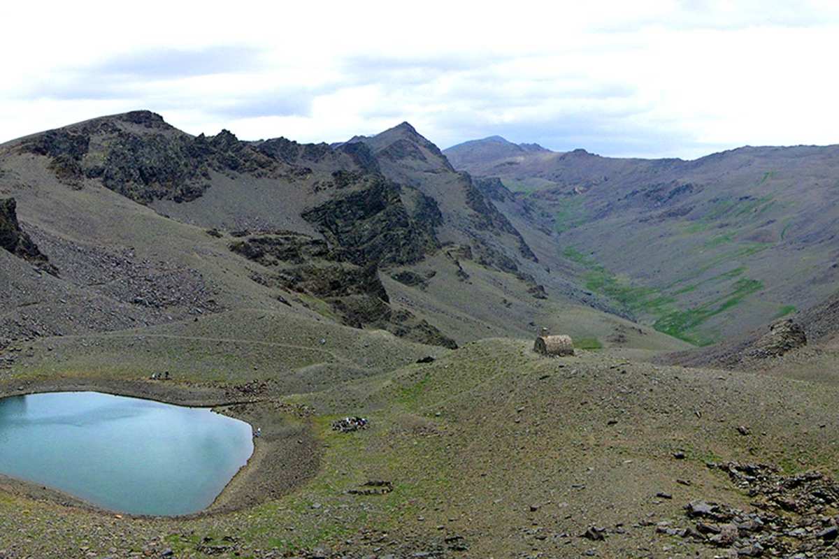 Laguna del Caballo con el refugio del mismo nombre